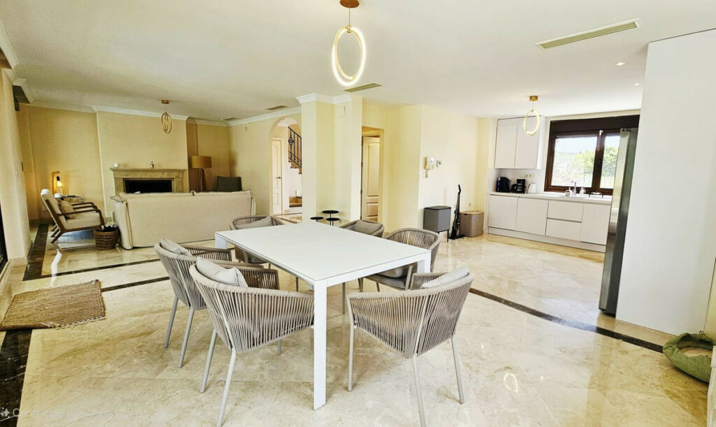 Detached Villa Estepona Málaga - image 9