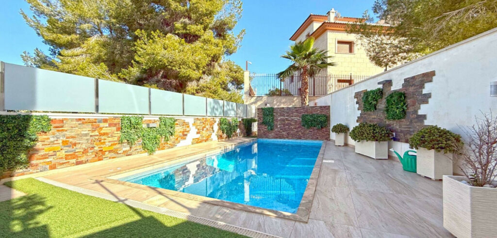 Detached Villa Villamartin Alicante - image 9