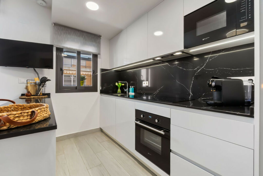 Middle Floor Apartment Torrevieja Alicante - image 9