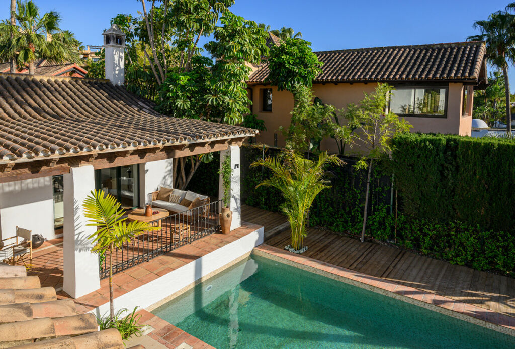 Detached Villa Estepona Málaga - image 9