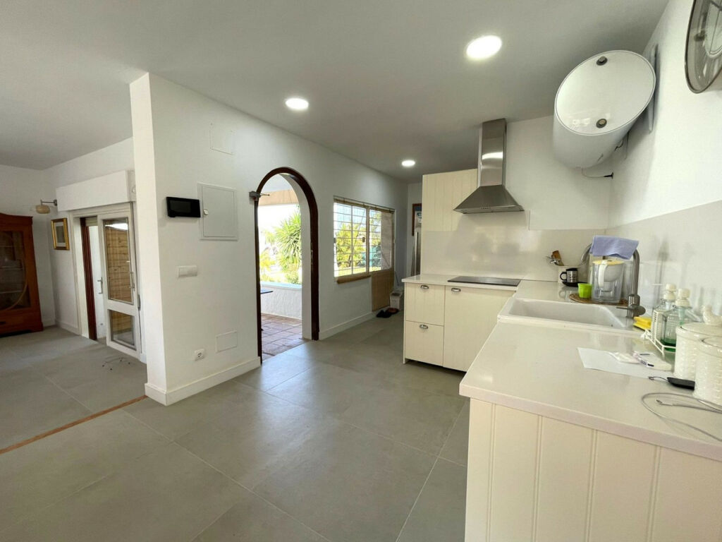 Detached Villa Estepona Málaga - image 9