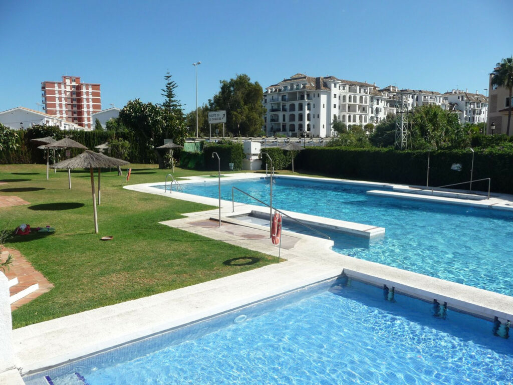 Top Floor Apartment La Duquesa Málaga - image 9