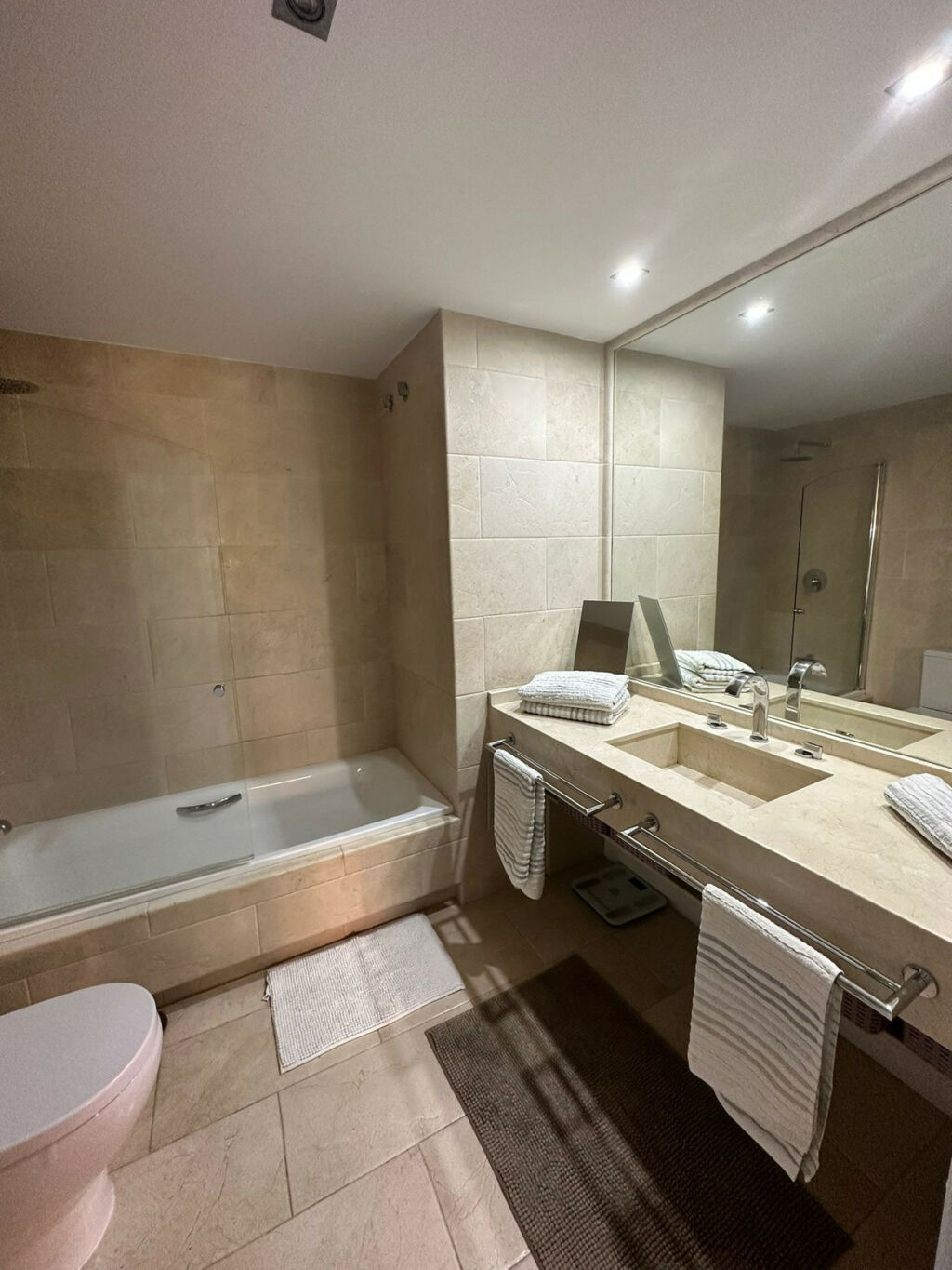 Townhouse Aloha Málaga - image 9
