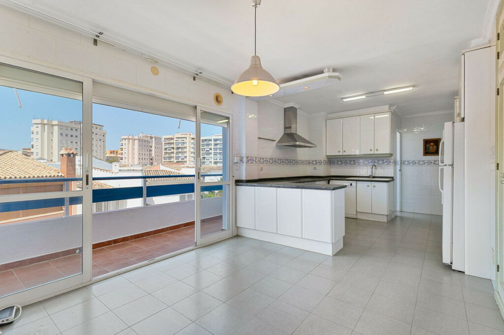 Middle Floor Apartment Fuengirola Málaga - image 9
