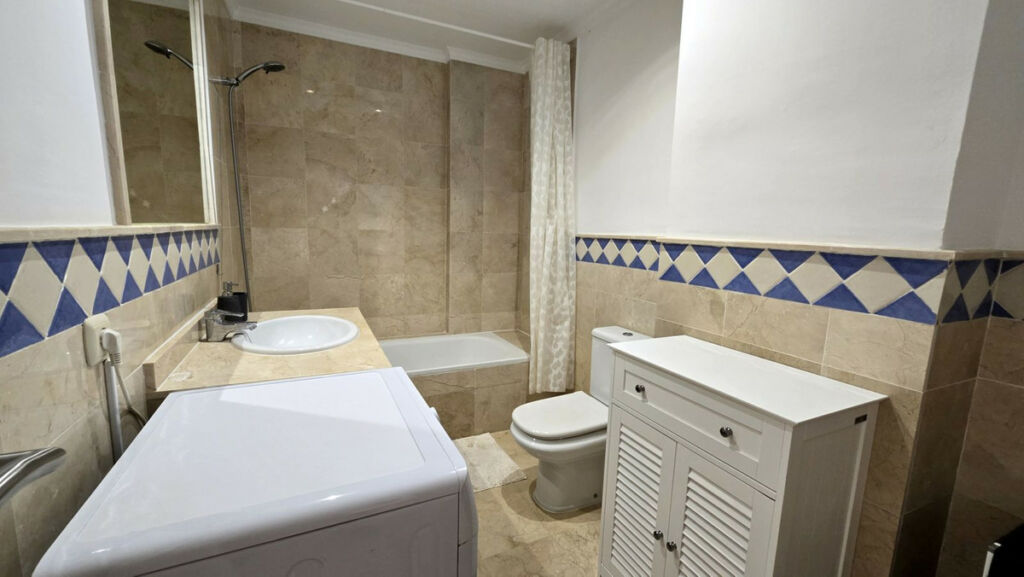 Middle Floor Apartment Aloha Málaga - image 10