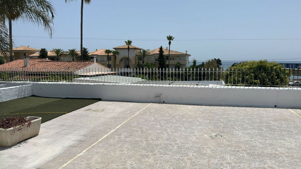 Detached Villa Estepona Málaga - image 8