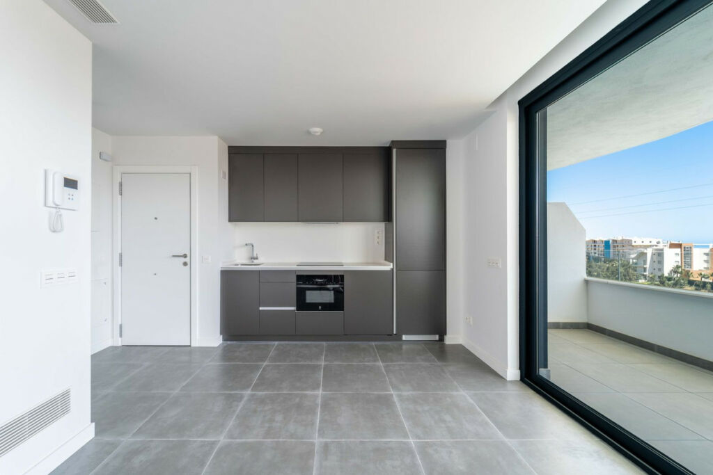 Middle Floor Apartment Fuengirola Málaga - image 9