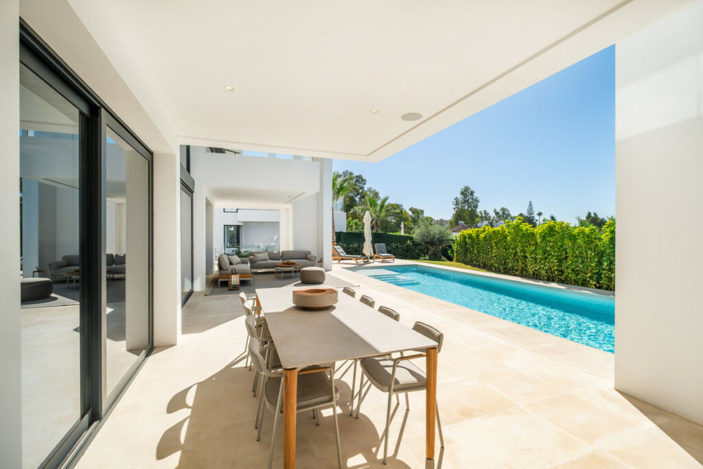 Detached Villa El Paraiso Málaga - image 9