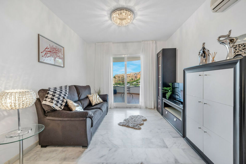Middle Floor Apartment Riviera del Sol Málaga - image 9