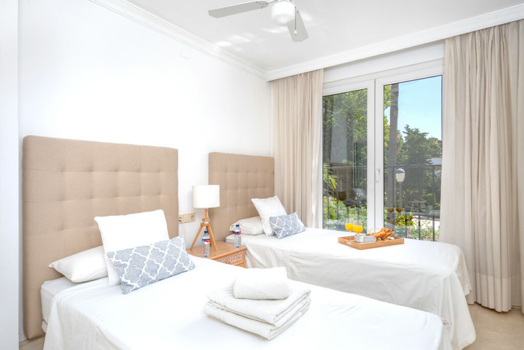 Middle Floor Apartment The Golden Mile Málaga - image 9