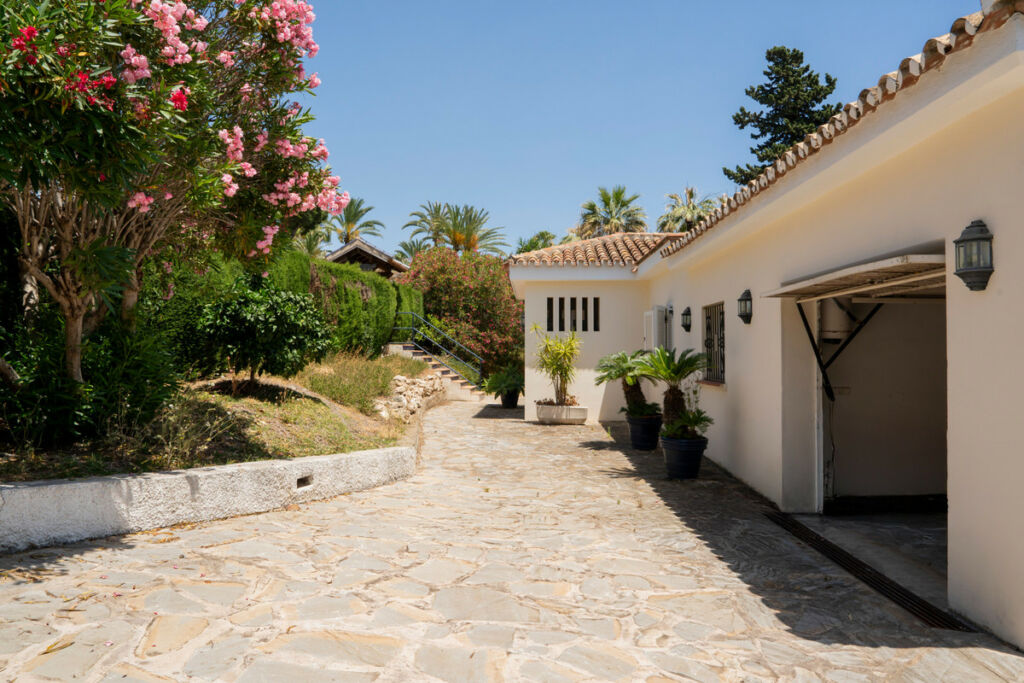Detached Villa Estepona Málaga - image 9