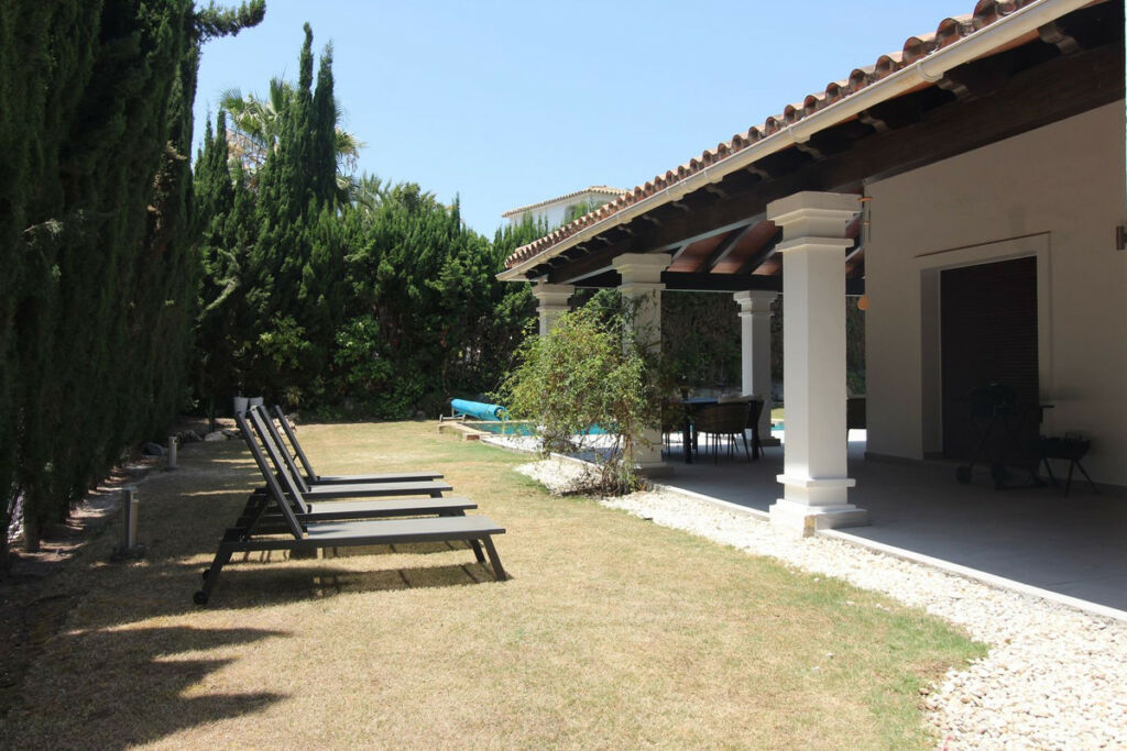 Detached Villa El Paraiso Málaga - image 9
