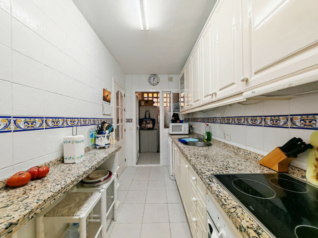 Middle Floor Apartment Elviria Málaga - image 9