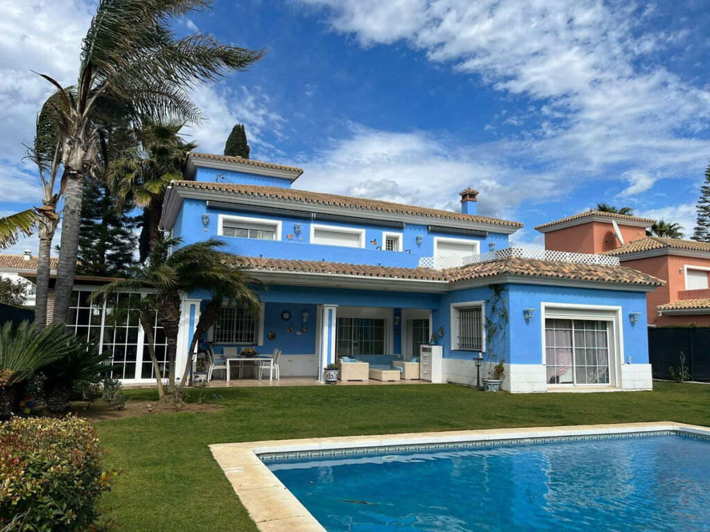Detached Villa Guadalmina Baja Málaga - image 2