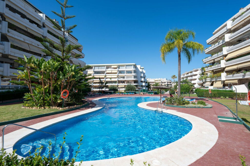 Middle Floor Apartment Marbella Málaga - image 2