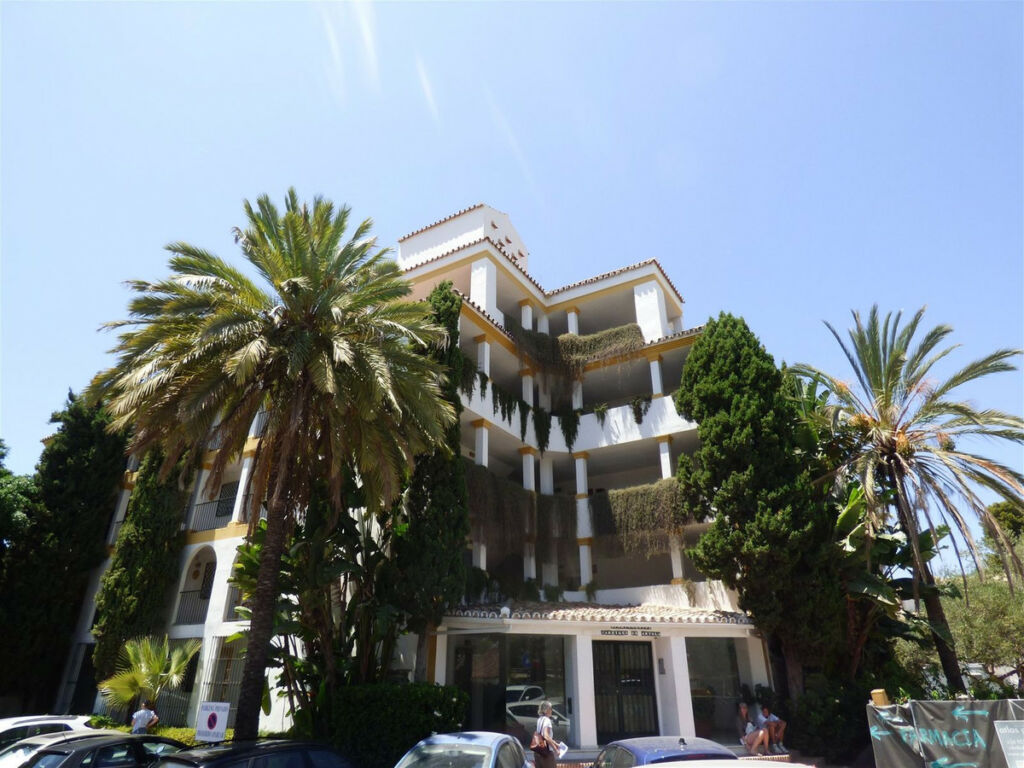 Middle Floor Apartment Marbella Málaga - image 2