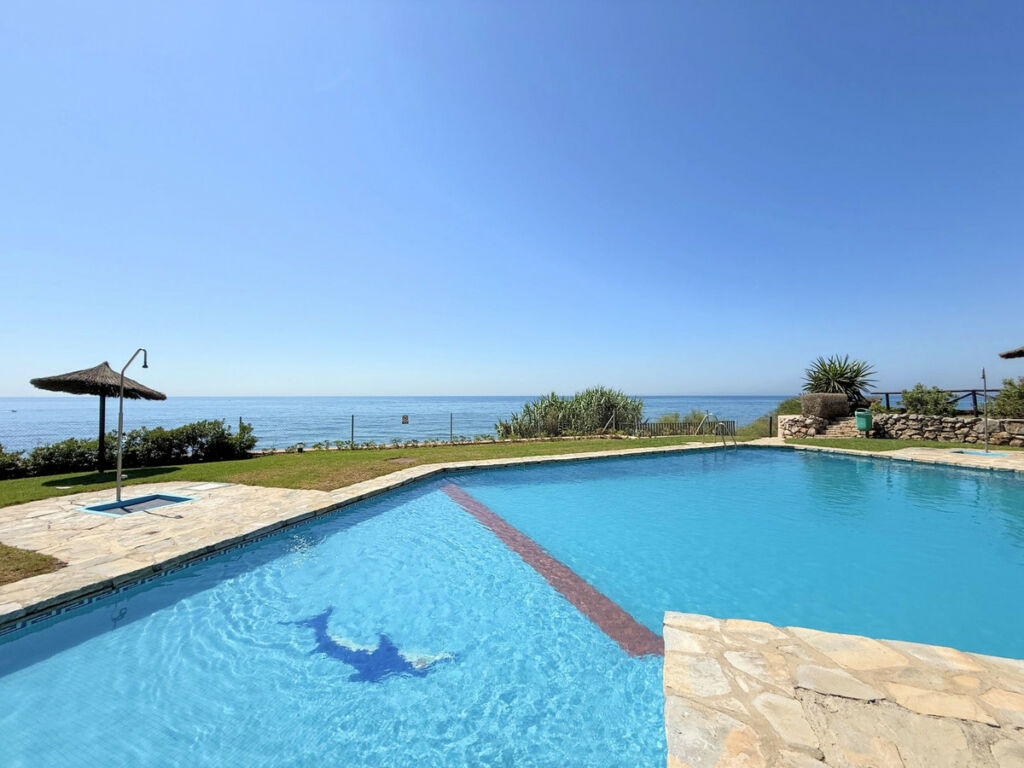 Townhouse Estepona Málaga - image 2
