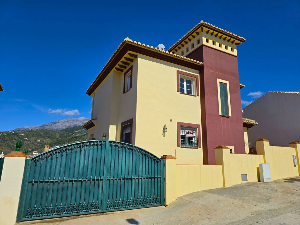 Detached Villa Canillas de Albaida Málaga