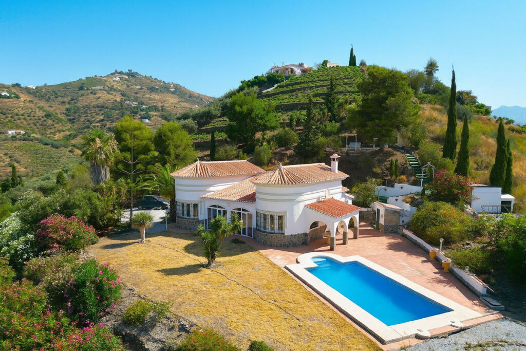 Detached Villa Cómpeta Málaga - image 2