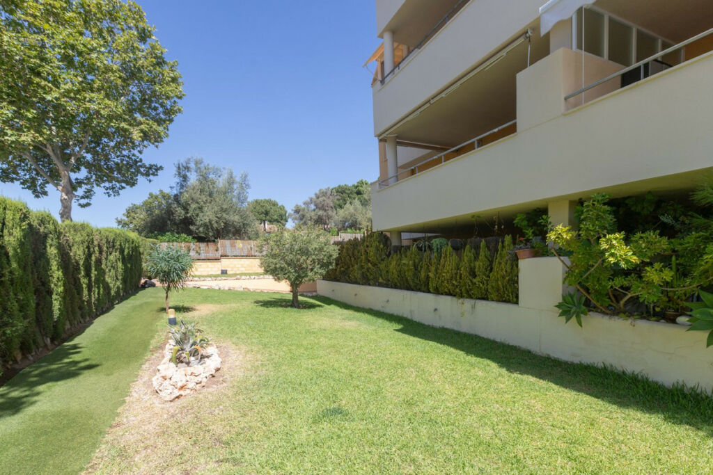 Middle Floor Apartment Elviria Málaga - image 2