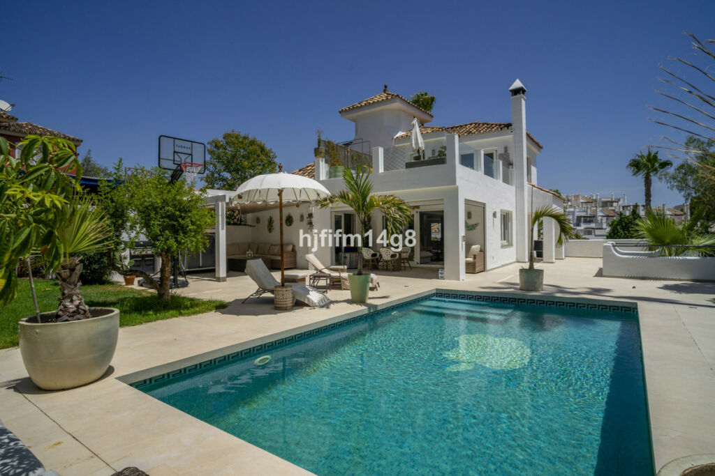 Detached Villa Nueva Andalucía Málaga
