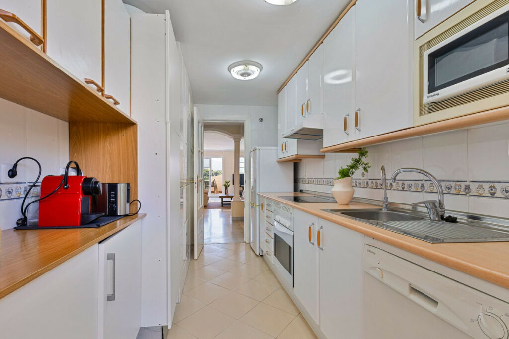 Middle Floor Apartment Nueva Andalucía Málaga - image 10