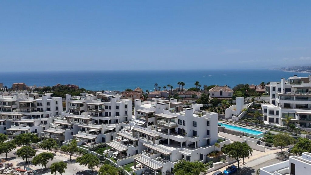 Middle Floor Apartment Estepona Málaga - image 3