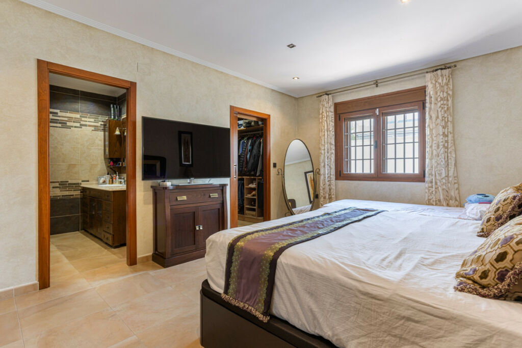 Detached Villa Los Montesinos Alicante - image 10