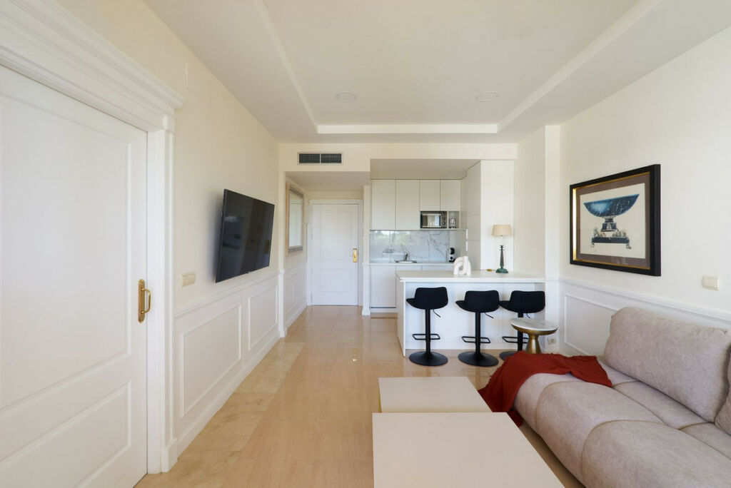 Middle Floor Apartment The Golden Mile Málaga - image 10