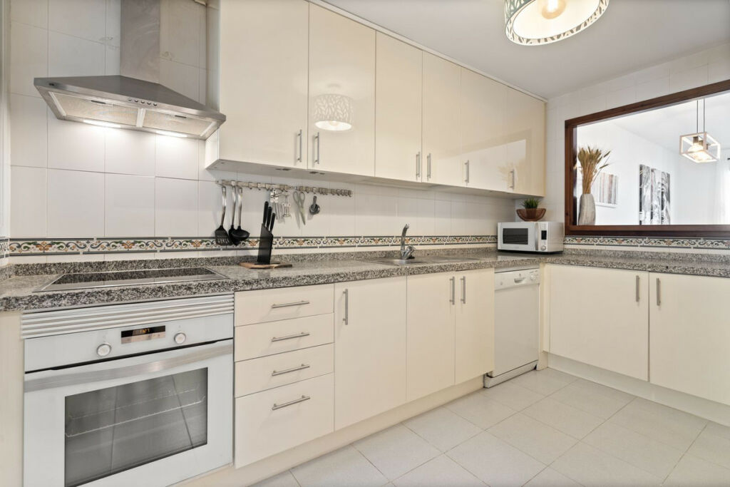 Middle Floor Apartment La Duquesa Málaga - image 10