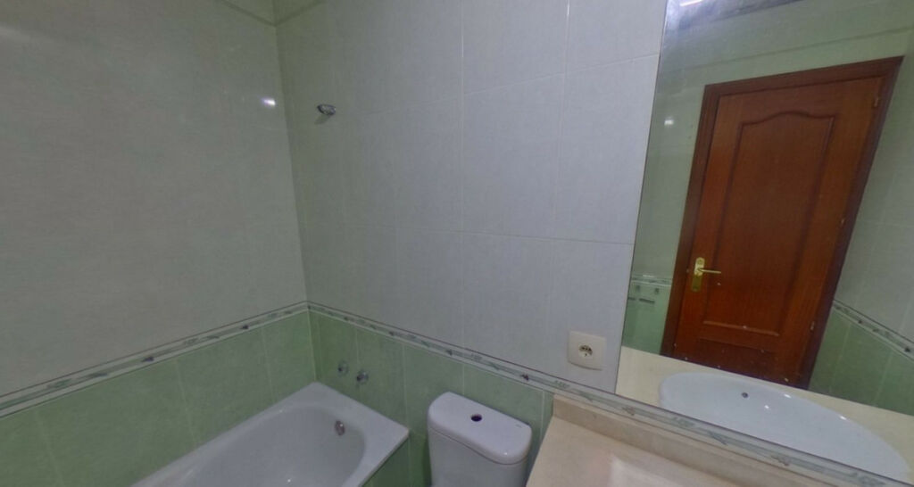 Middle Floor Apartment La Duquesa Málaga - image 10