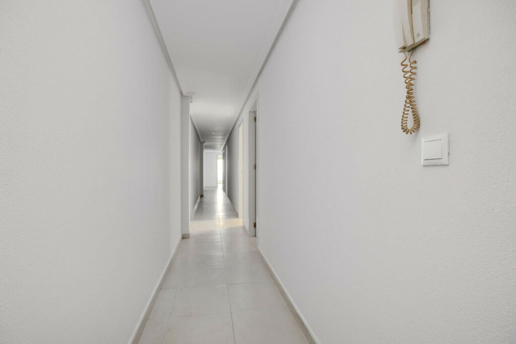 Middle Floor Apartment Torrevieja Alicante - image 10
