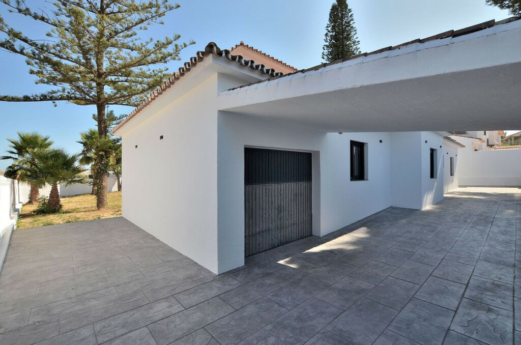 Detached Villa El Coto Málaga - image 10