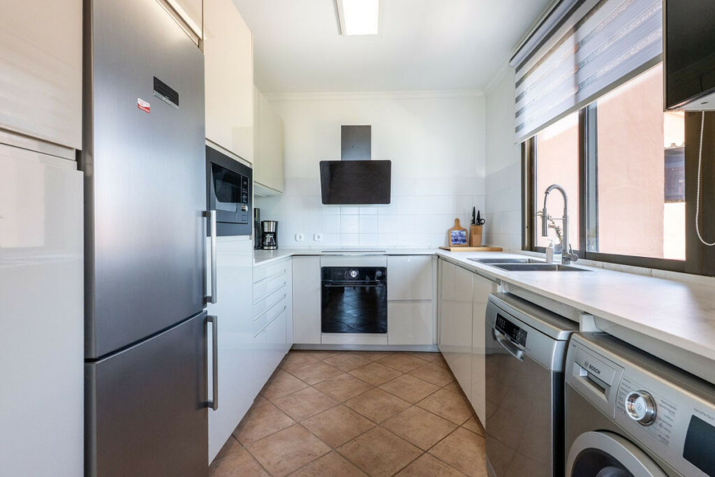 Middle Floor Apartment La Mairena Málaga - image 10
