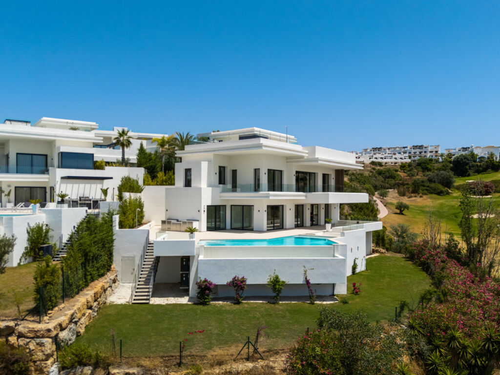Detached Villa Estepona Málaga - image 10