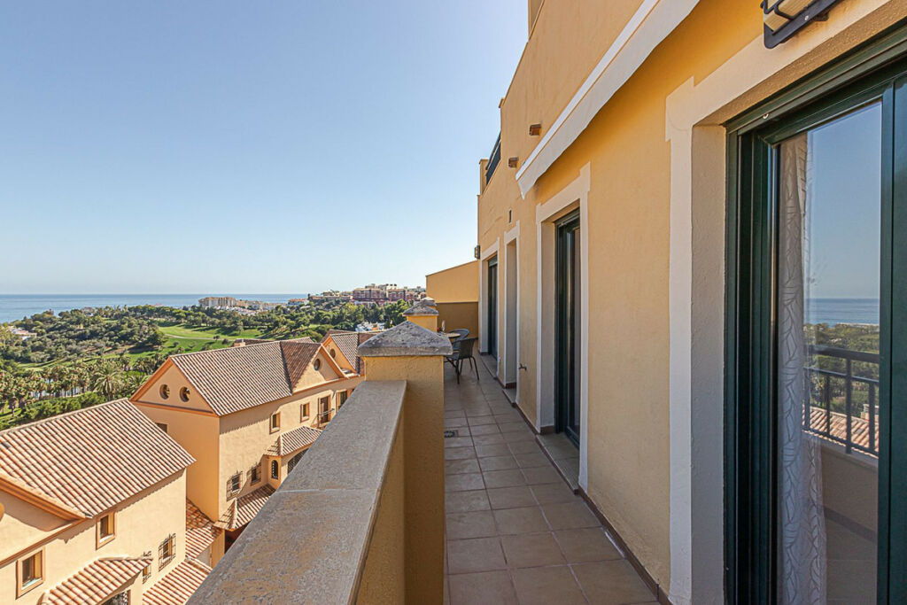 Middle Floor Apartment Benalmadena Málaga - image 10