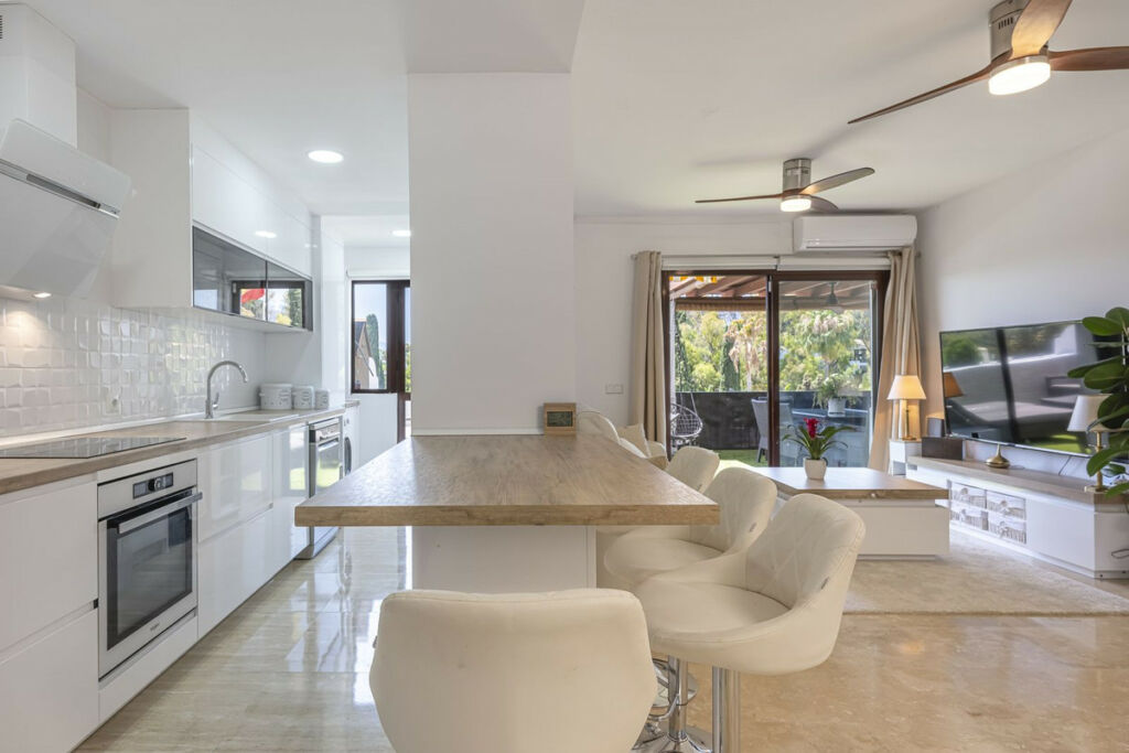 Middle Floor Apartment The Golden Mile Málaga - image 10