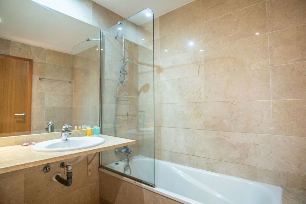 Middle Floor Apartment New Golden Mile Málaga - image 10