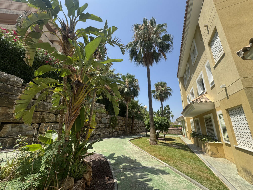Middle Floor Apartment Nueva Andalucía Málaga - image 10