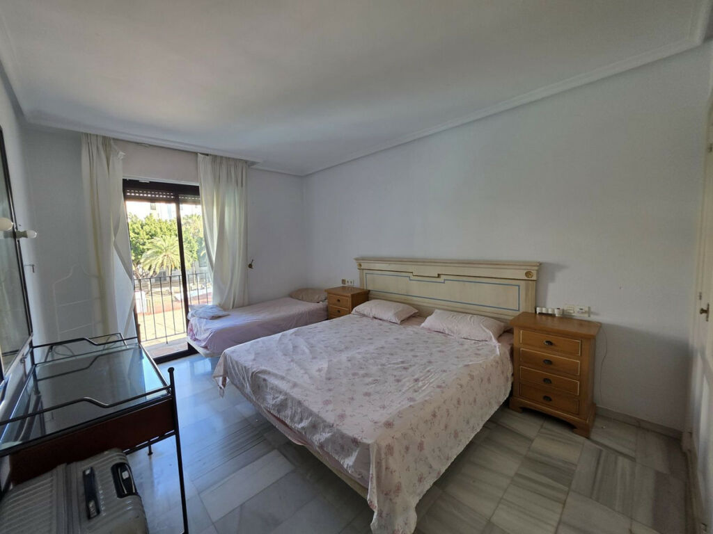 Middle Floor Apartment Puerto Banús Málaga - image 9