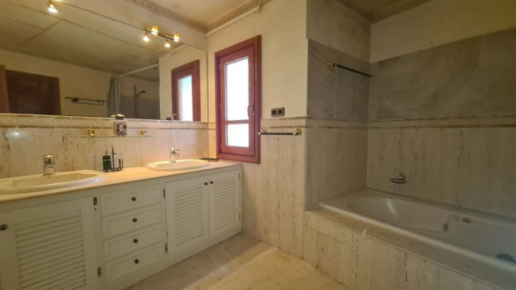 Detached Villa Cabopino Málaga - image 11