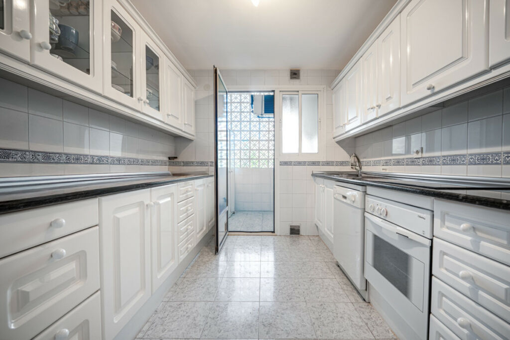 Middle Floor Apartment Nueva Andalucía Málaga - image 11