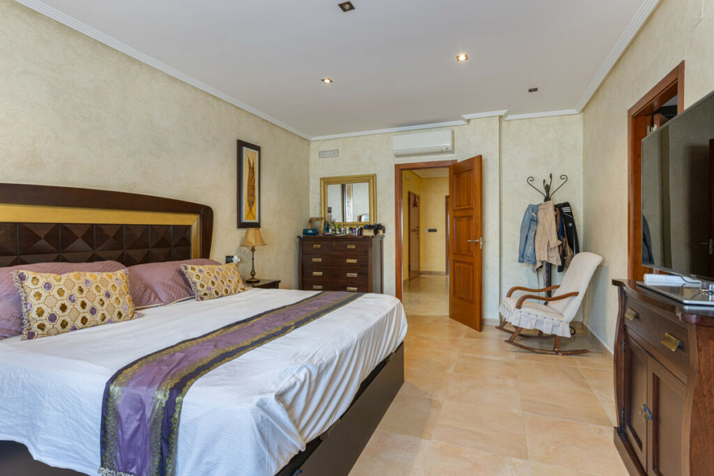 Detached Villa Los Montesinos Alicante - image 11