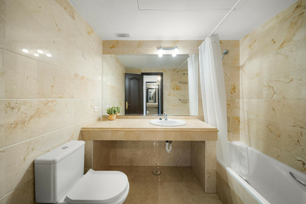 Middle Floor Apartment Nueva Andalucía Málaga - image 11