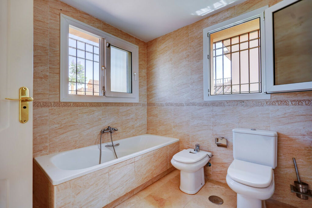 Semi-Detached House Riviera del Sol Málaga - image 11