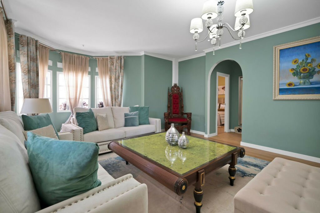 Detached Villa Estepona Málaga - image 11
