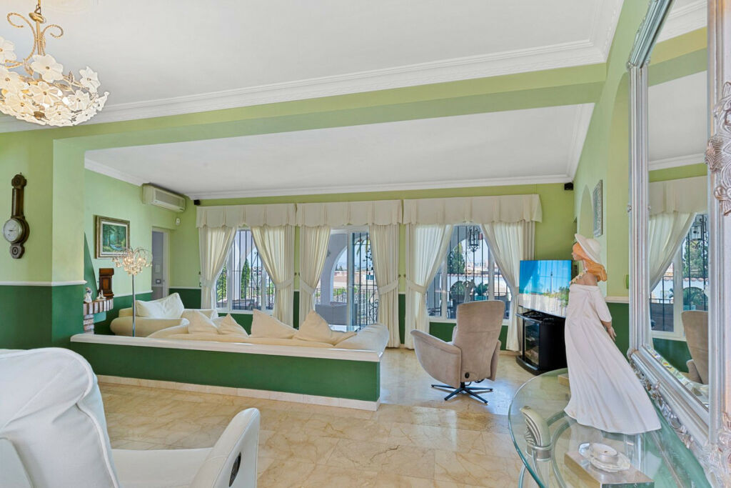 Detached Villa Fuengirola Málaga - image 11