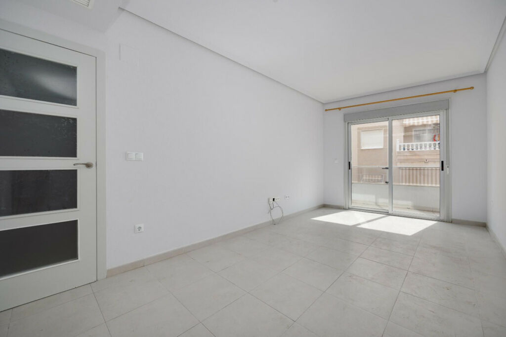 Middle Floor Apartment Torrevieja Alicante - image 11