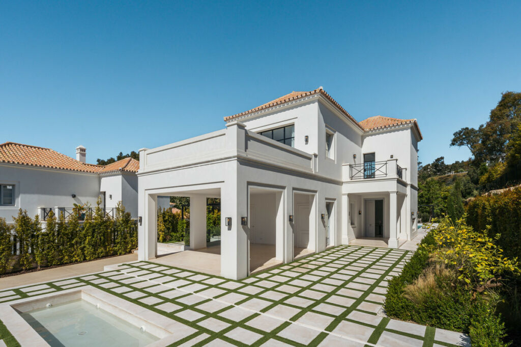 Detached Villa Nueva Andalucía Málaga - image 11