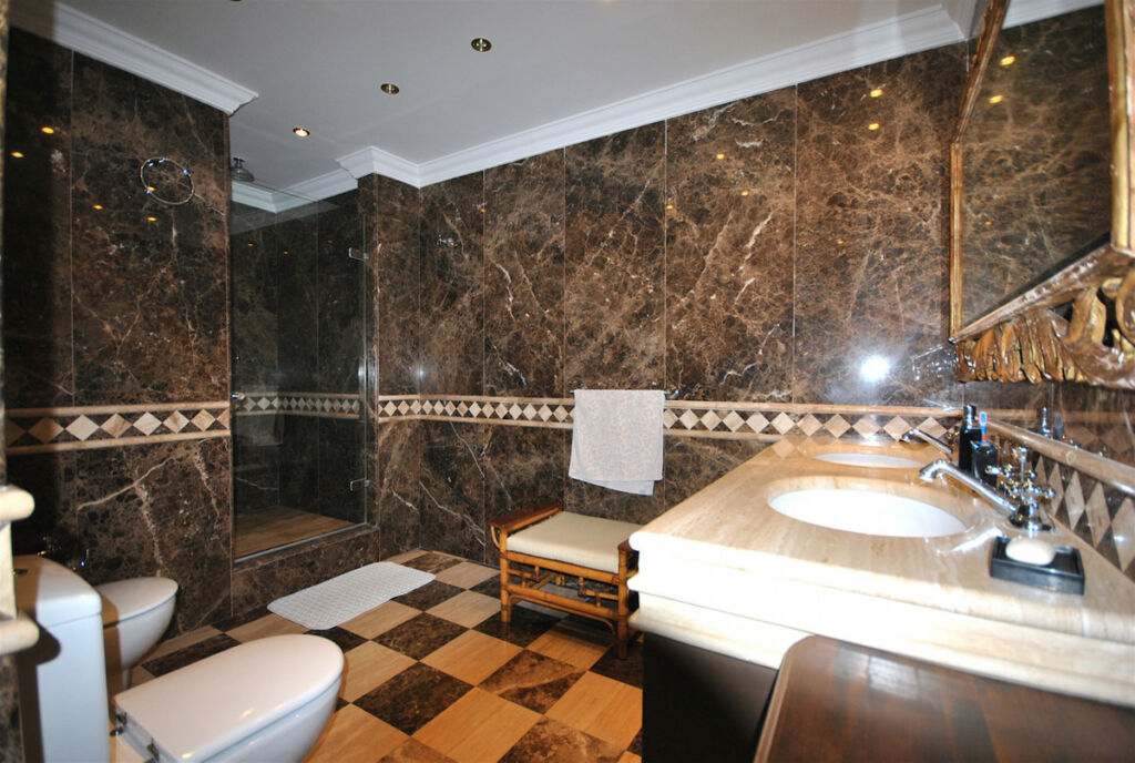 Middle Floor Apartment Puerto Banús Málaga - image 11